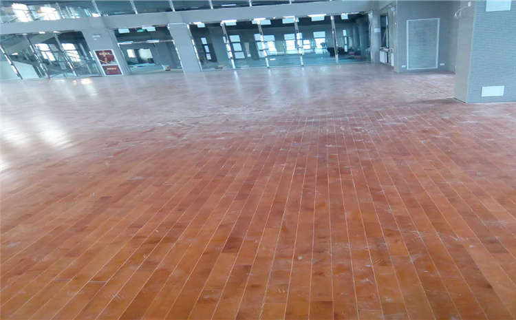 松木體育館實(shí)木地板報價