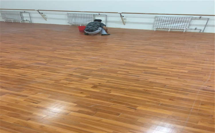 20厚體育館實木地板怎么翻新？