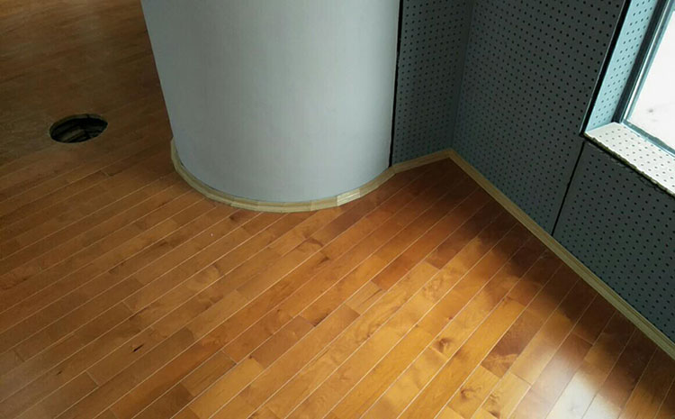 楓樺木體育館實(shí)木地板多少錢一平米？